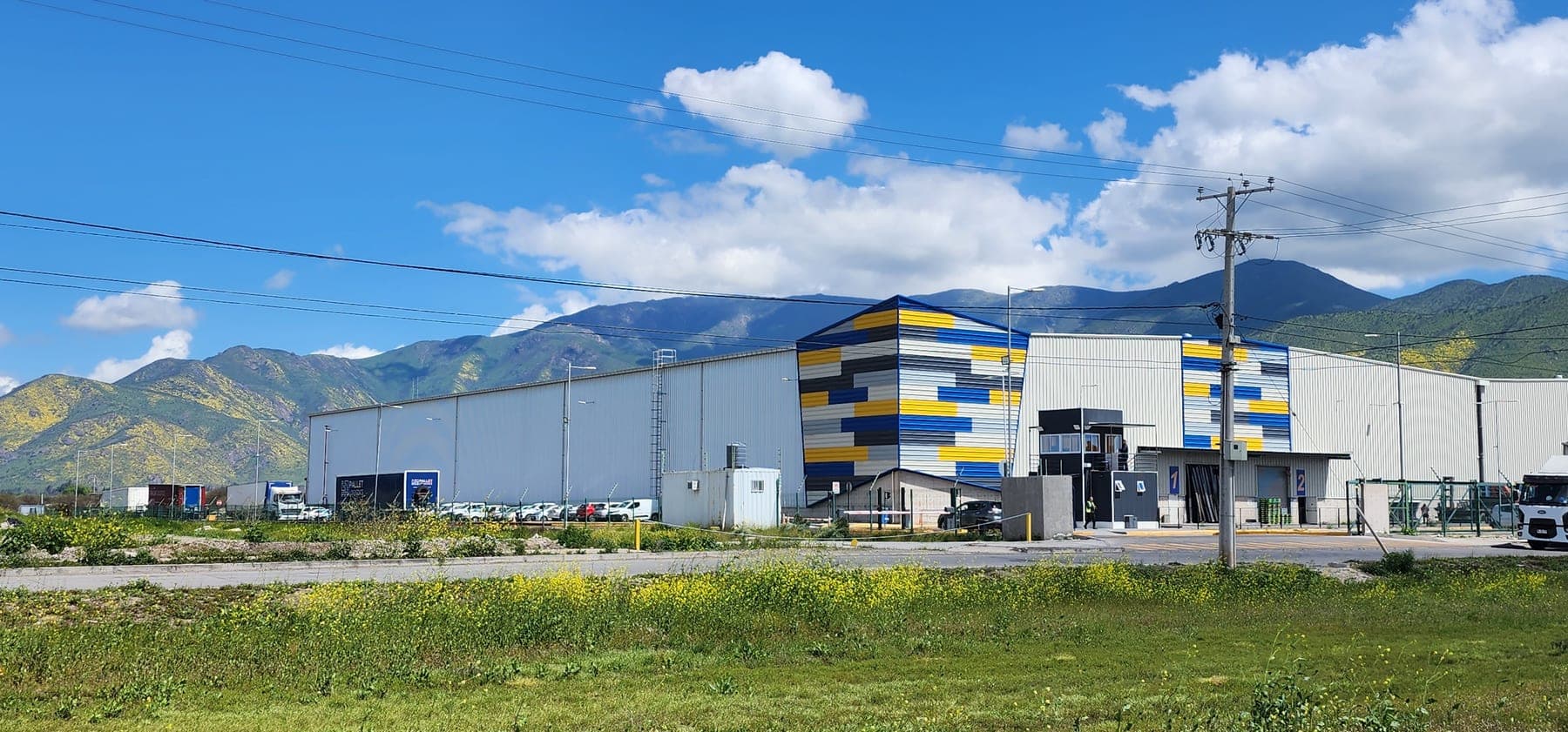 Panoramic view of the Trailer Logistics distribution center, 24,000 m² of automated warehousing in Lampa, Región Metropolitana