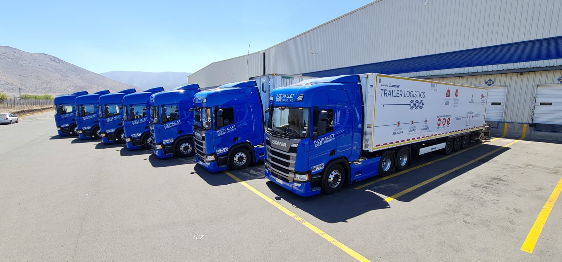 Camión Pallet Logistics cargando en andén del centro de distribución de Lampa