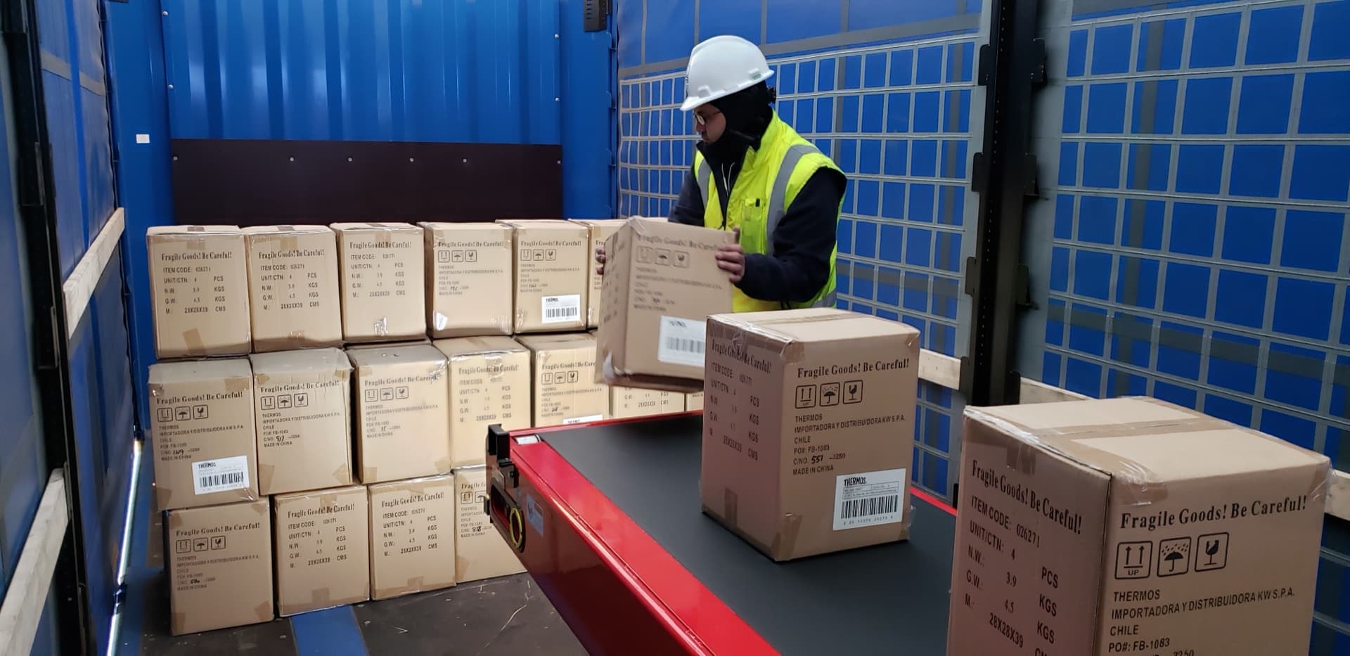 Operators picking with radio frequency and integrated kitting at the Trailer Logistics warehouse