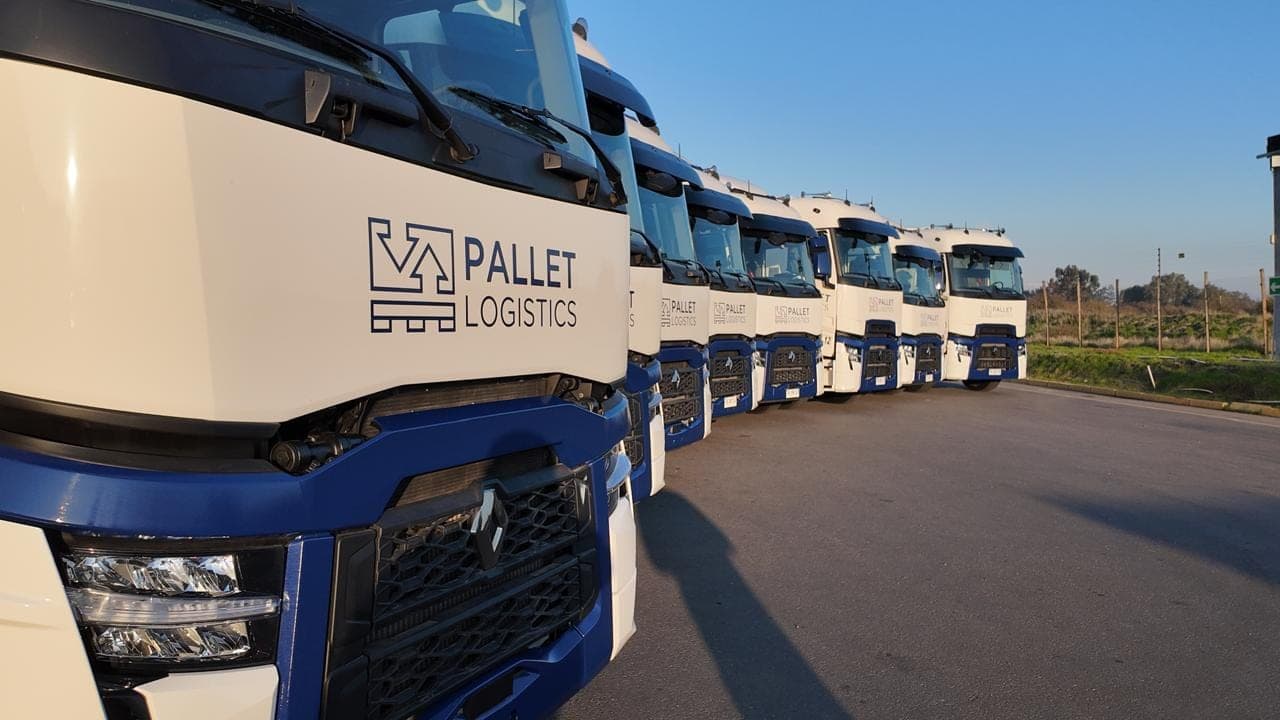 Renault diesel tractor from Trailer Logistics on a Chilean highway distribution route